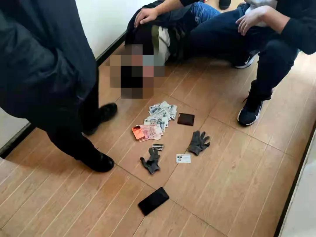 晴天伞影下的意外，俩男子进小区盗窃被查