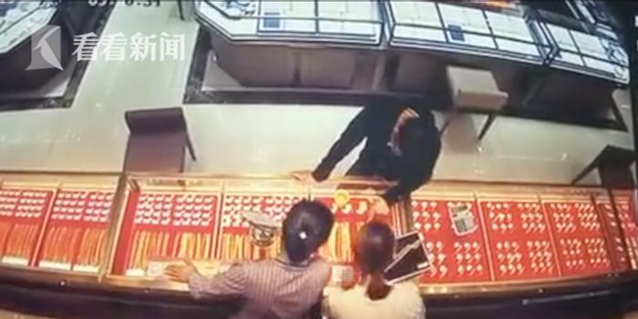 男子试戴天价金项链上演逃链记，试戴后逃跑终被抓获！