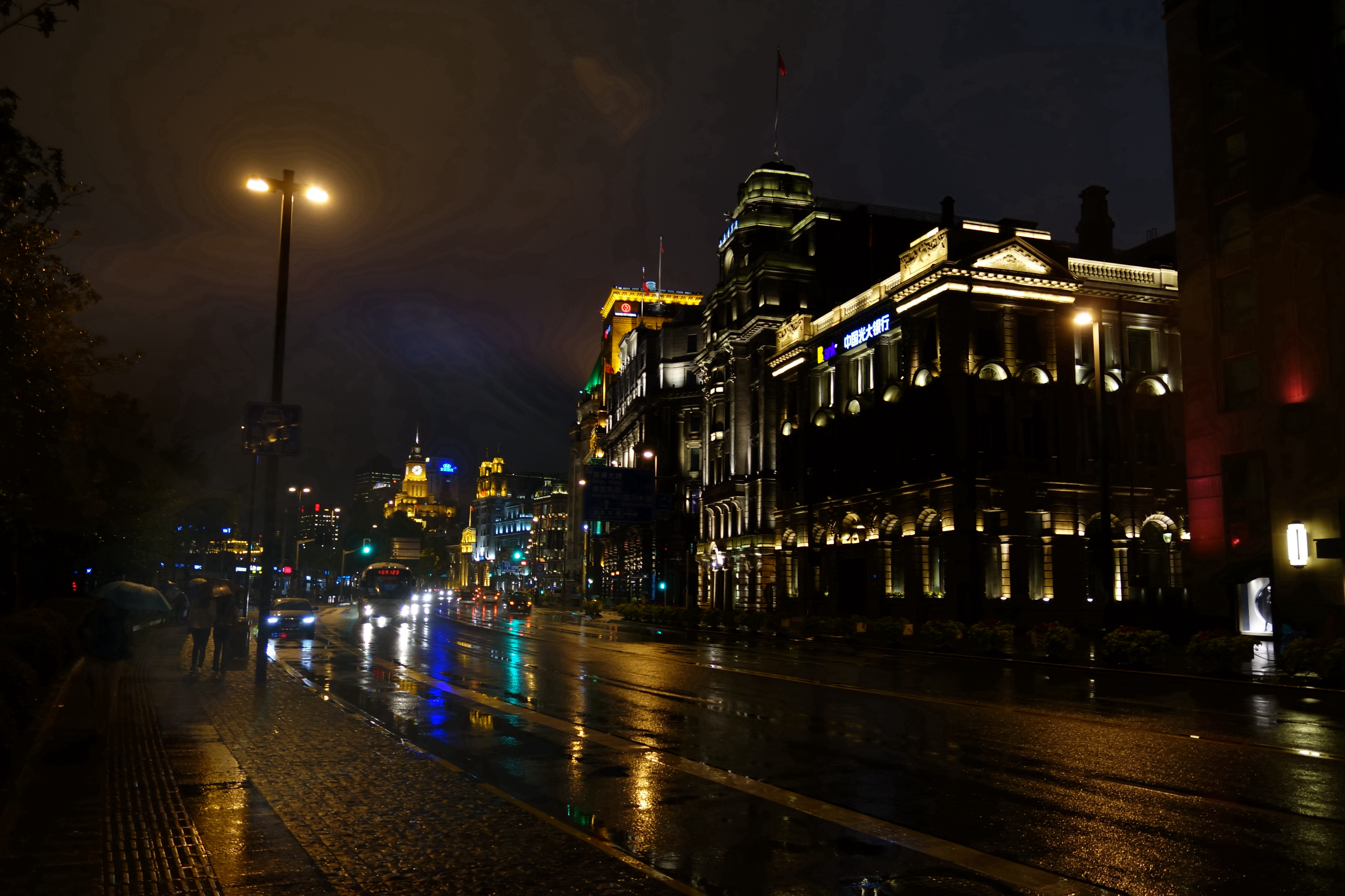 上海最新夜景雨景欣赏，雨中的魔都之夜