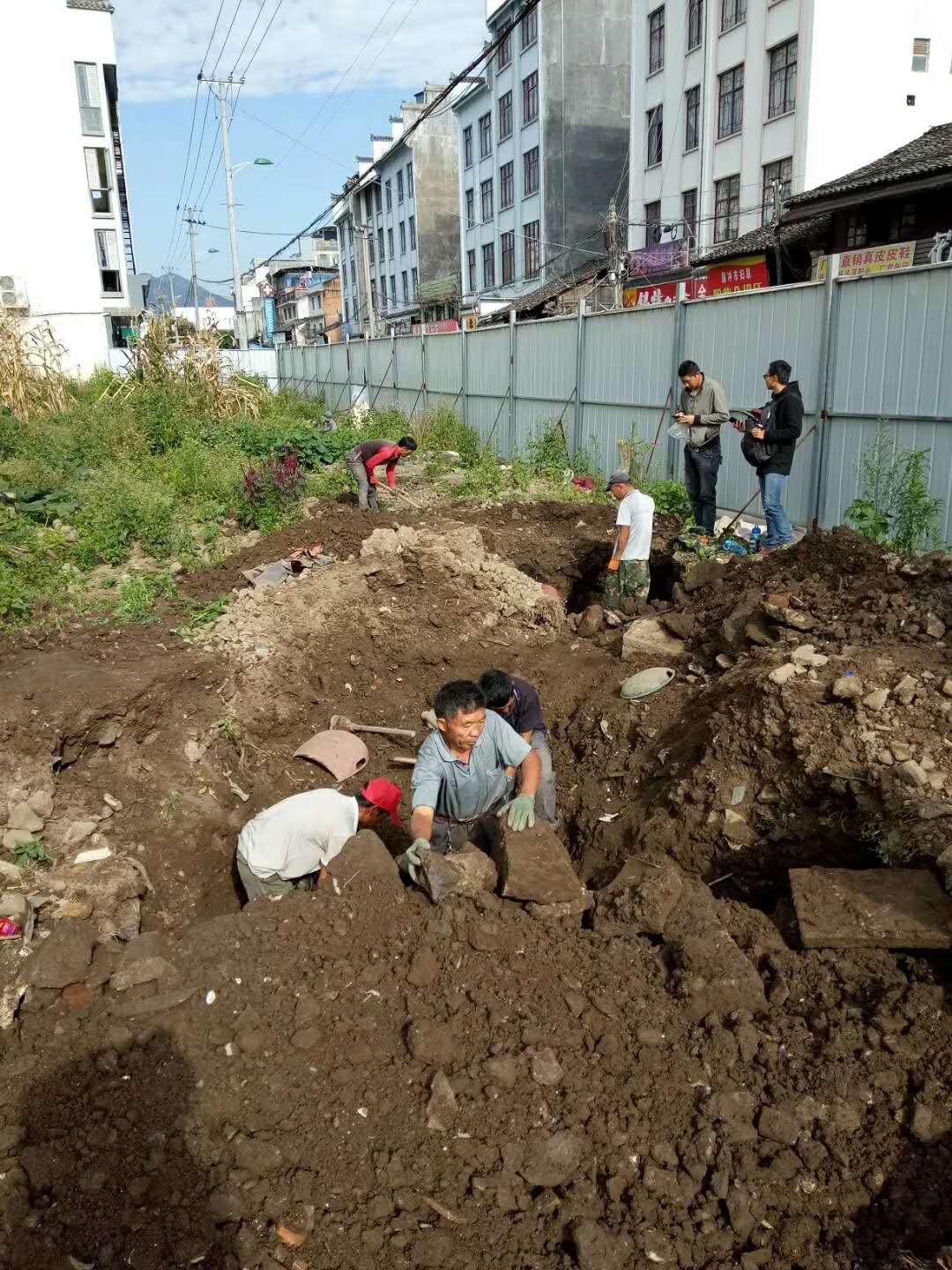 玉石加工场旧址探宝，居民遭遇挖宝奇遇与内心平静的旅程探索