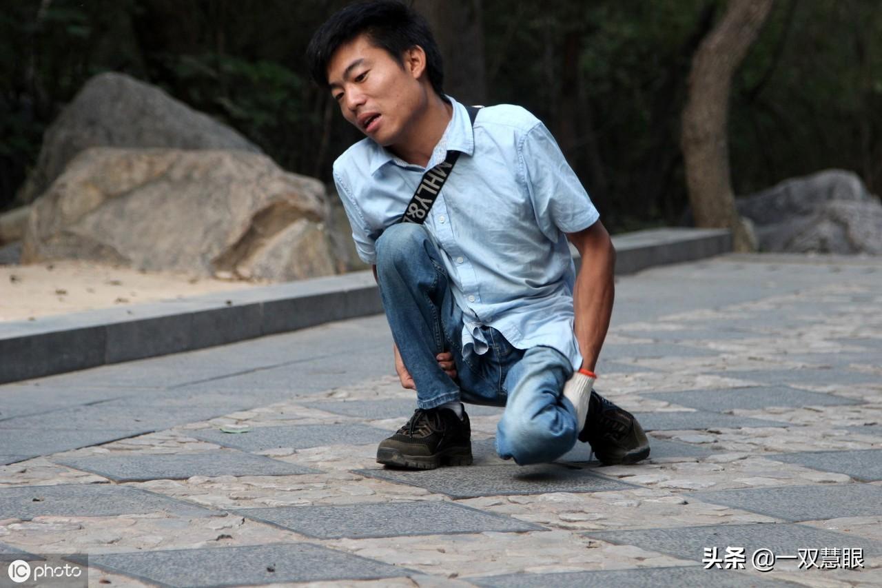 爱情的力量，女生背患小儿麻痹症的男友登上泰山