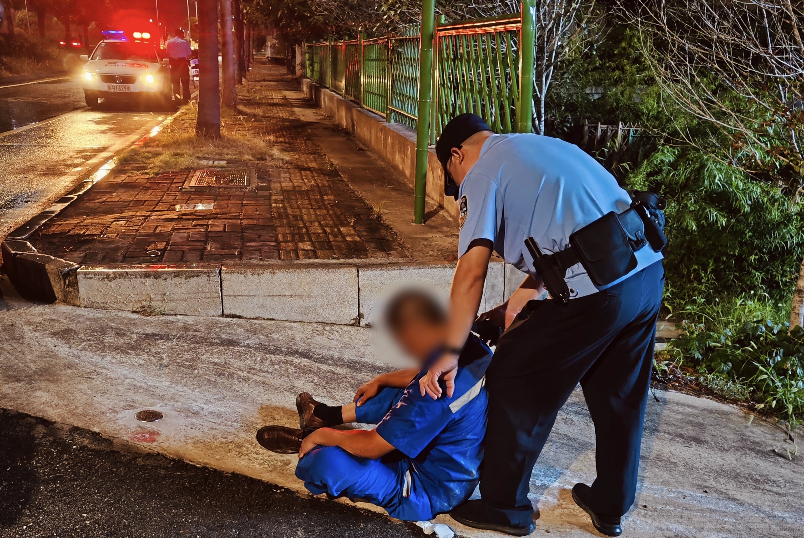 民警夜巡救助醉酒男子，守护城市温暖之夜