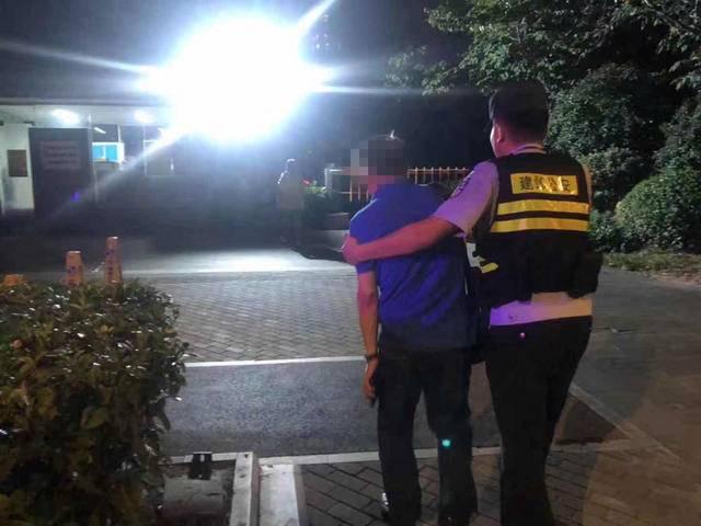 民警夜巡救助醉酒男子纪实，守护城市温暖夜晚的暖心行动