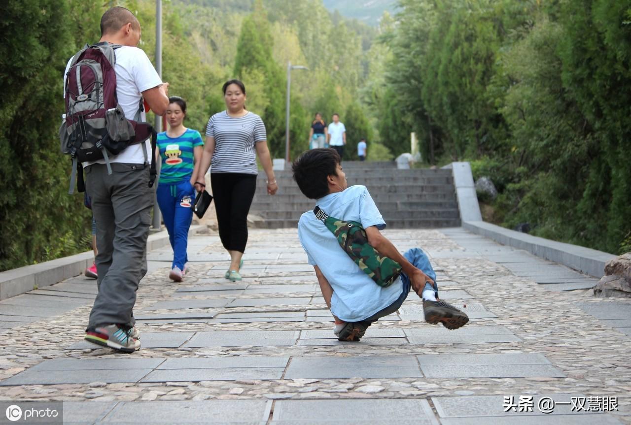 泰山之巅见证爱的力量，女友背患小儿麻痹症的男友征服泰山之巅