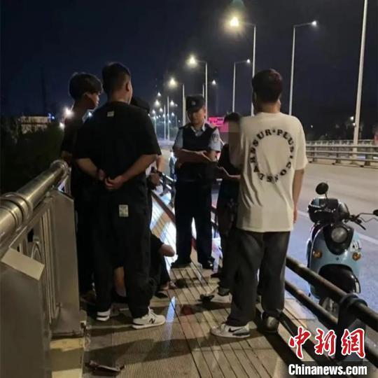 新澳门最精准资料大全_民警合力救下跳桥男子,实地验证策略_动态版24.68.44