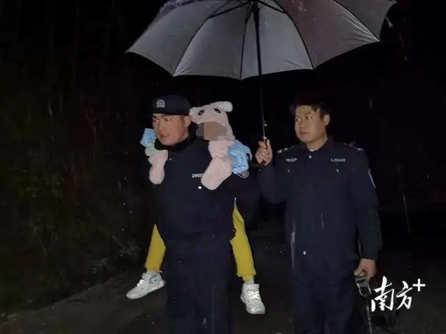 香港免费大全资料大全_游客被困深山警方搜救到深夜救出4人,实证研究解释定义_高级款83.88.24