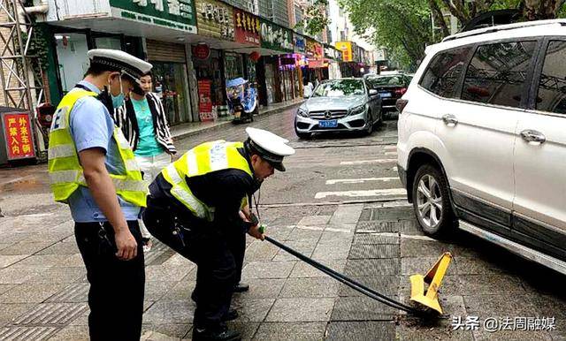 交警回应小学门口私自封路事件，保障学生安全通行路权