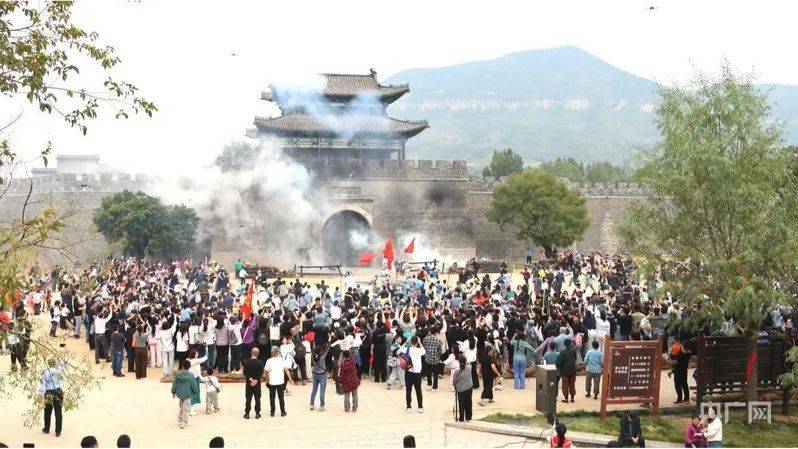 跟着团长打县城爆火引发旅游热潮，景区智慧回应引关注