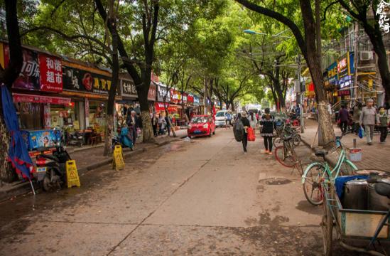 官方通报学生校外遭蒙头殴打事件，神秘小巷小店引发关注