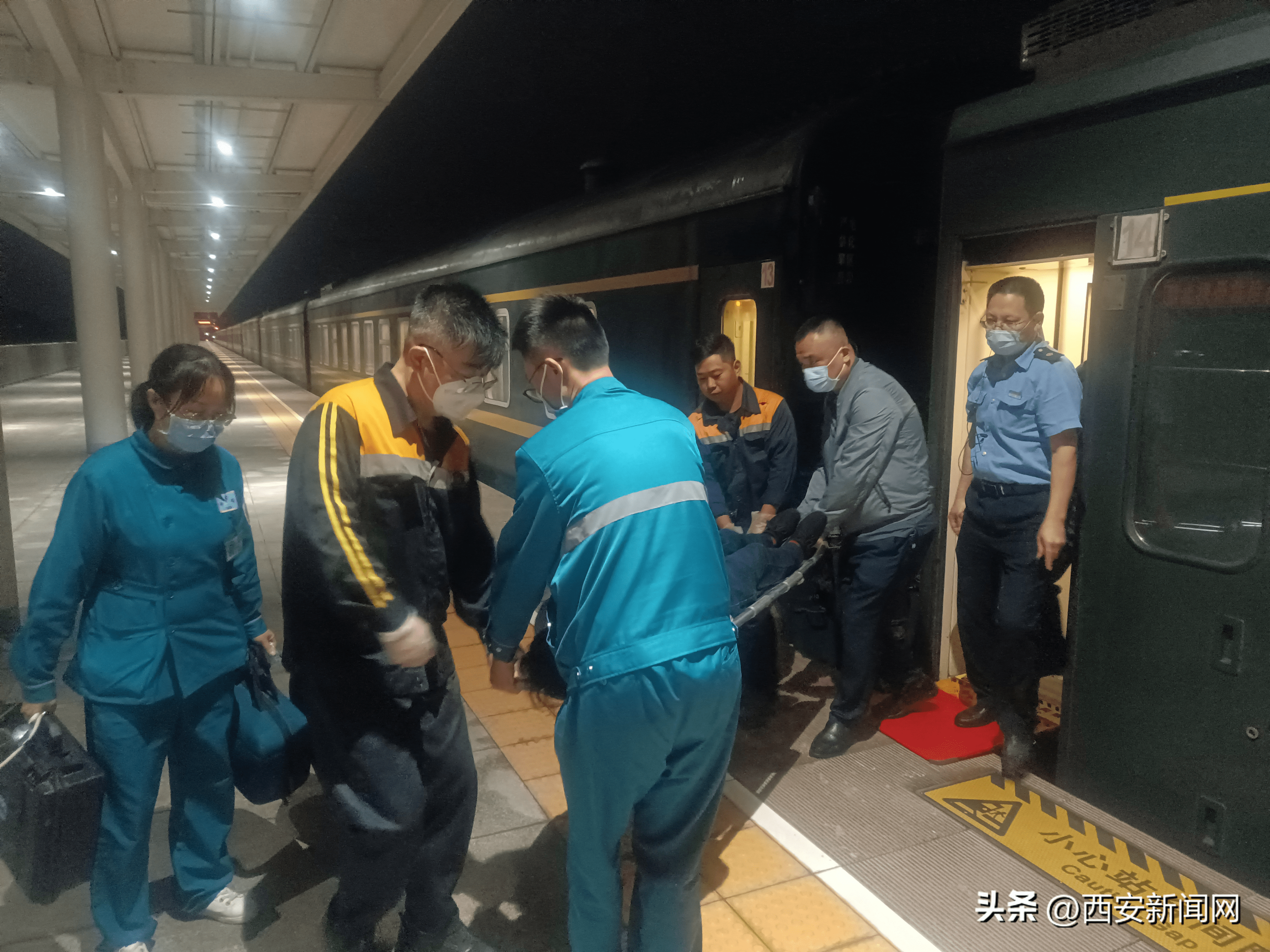 列车深夜紧急停靠，旅客健康守护行动🚂