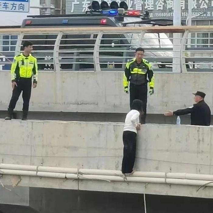 民警合力救下跳桥男子，救援步骤与指南