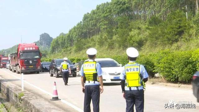 四川高速交警回应老头乐逆行引发车祸，安全指南以避免类似事故再次发生