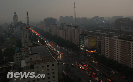 北京雾锁朦胧夜，小巷深处特色小店待你探索