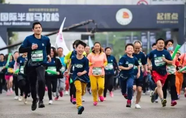 半程马拉松男子冲刺阶段的惊人瞬间，冲刺选手意外遭遇对手冲击