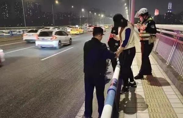 民警合力救下跳桥男子，心灵与自然的紧急救援之旅