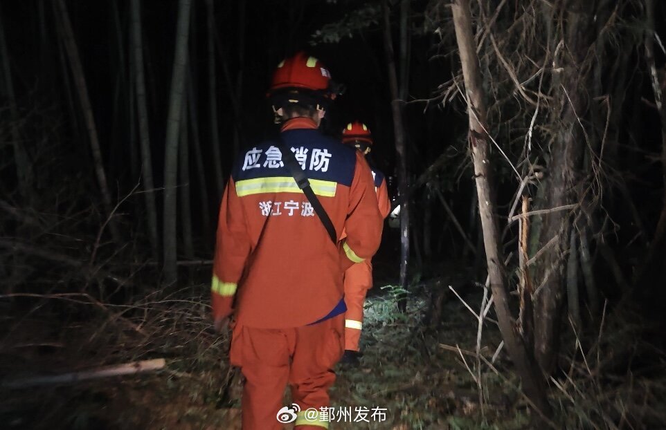 游客深山迷路，警方连夜搜救成功救出四人